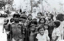 Image 5 - Sr Ann with children.jpg (202095 bytes)